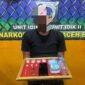 Pelaku beserta barang bukti yang diamankan petugas Satreskoba Polres Abdya. Foto. Dok. Teukunizar/NOA.co.id