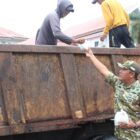 Komandan Kodim 0110 Aceh Barat Daya, Letkol Inf Mega Rana Al-Amin memberikan bingkisan Jumat berkah kepada petugas kebersihan yang dijumpai di jalan. Foto. Dok. Teukunizar/NOA.co.id.