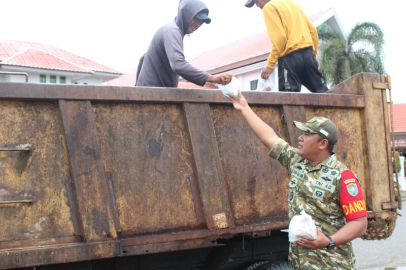 Komandan Kodim 0110 Aceh Barat Daya, Letkol Inf Mega Rana Al-Amin memberikan bingkisan Jumat berkah kepada petugas kebersihan yang dijumpai di jalan. Foto. Dok. Teukunizar/NOA.co.id.