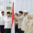 Wabup Pidie Alzaizi Umar saat melepaskan JCH di Asrama Haji Banda Aceh, Jumat (15/5/2026) (Foto.Amir Sagita.NOA.co.id).