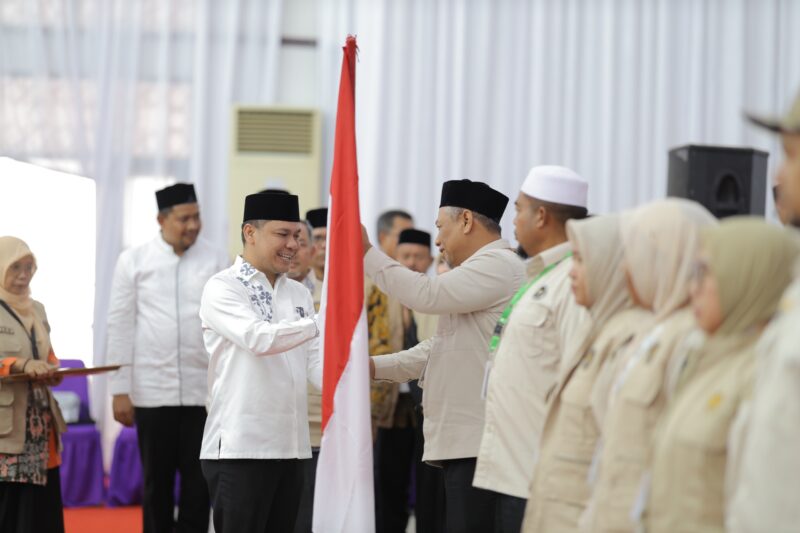 Wabup Pidie Alzaizi Umar saat melepaskan JCH di Asrama Haji Banda Aceh, Jumat (15/5/2026) (Foto.Amir Sagita.NOA.co.id).