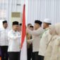 Wabup Pidie Alzaizi Umar saat melepaskan JCH di Asrama Haji Banda Aceh, Jumat (15/5/2026) (Foto.Amir Sagita.NOA.co.id).