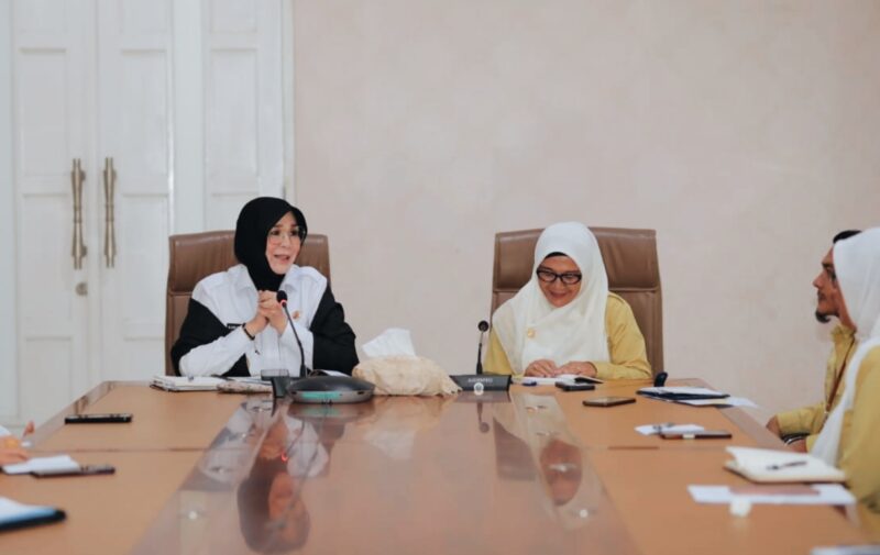 Wali Kota Banda Aceh, Illiza Sa’aduddin Djamal saat menerima kunjungan BKKBN Aceh di Pendopo Wali Kota, pada Rabu (5/3/2025) membahas penurunan angka stunting. Foto: Humas Banda Aceh