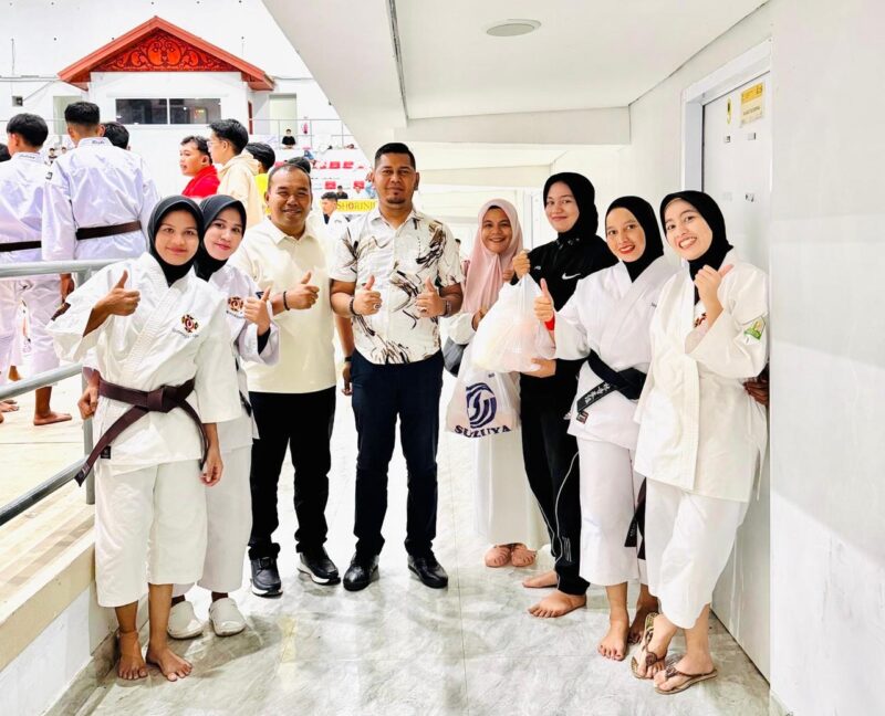 Ketua KONI Pidie Mihammad dan Wakil Ketua Mahfuddin Ismail, foto bersama atlet kempo, (Foto.DOK.KONI).
