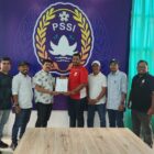 Ketua Asprov PSSI Aceh, Nazir Adam menyerahkan SK Kepengurusan Askab PSSI Pidie kepada Muzakir di kantor PSSI Aceh, Senin (18/5/2026) (Foto.Dok.PSSI Pidie)
