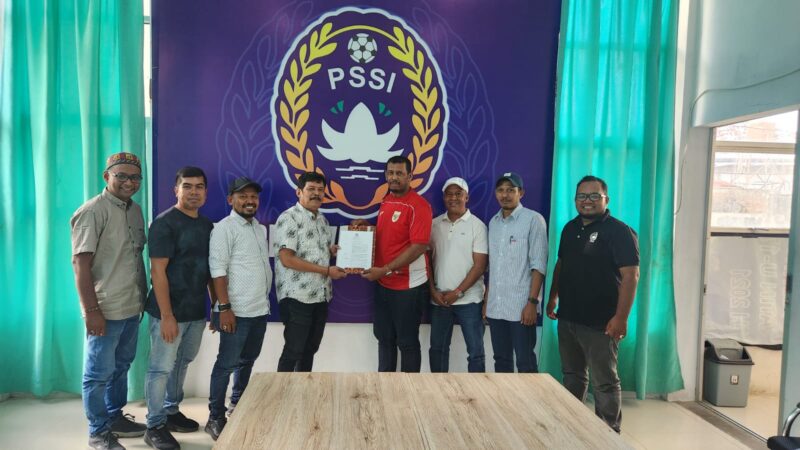 Ketua Asprov PSSI Aceh, Nazir Adam menyerahkan SK Kepengurusan Askab PSSI Pidie kepada Muzakir di kantor PSSI Aceh, Senin (18/5/2026) (Foto.Dok.PSSI Pidie)

