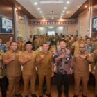 Usai mengikuti Rakor, Bupati Pidie Sarjani Abdullah foto bersama diruang Inspektorat Aceh, Selasa (19/5/2026) (Foto.IST).