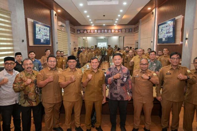 Usai mengikuti Rakor, Bupati Pidie Sarjani Abdullah foto bersama diruang Inspektorat Aceh, Selasa (19/5/2026) (Foto.IST).