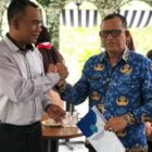 PLT Kepala BNNK Pidie, M.Nur salam komando dengan Ketua Kwarcab Gerakan Pramuka, Drs Samsul Azhari usai menandatangani kesepakatan, Rabu (20/5/2026) (Foto. Amir Sagita.NOA.co.id).