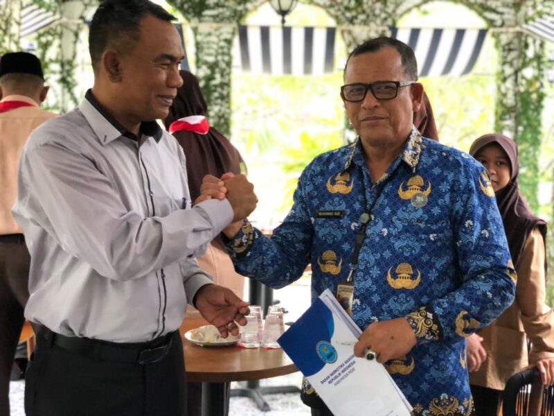 PLT Kepala BNNK Pidie, M.Nur salam komando dengan Ketua Kwarcab Gerakan Pramuka, Drs Samsul Azhari usai menandatangani kesepakatan, Rabu (20/5/2026) (Foto. Amir Sagita.NOA.co.id).