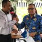 PLT Kepala BNNK Pidie, M.Nur salam komando dengan Ketua Kwarcab Gerakan Pramuka, Drs Samsul Azhari usai menandatangani kesepakatan, Rabu (20/5/2026) (Foto. Amir Sagita.NOA.co.id).