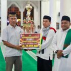 Sekdakab Pidie Samsul Azhari menyerahkan Tropy Juara Pertama Takbiran untuk Kecamatan Mutiara, Selasa (26/5/2026) (Foto.Amir Sagita.NOA.co.id)