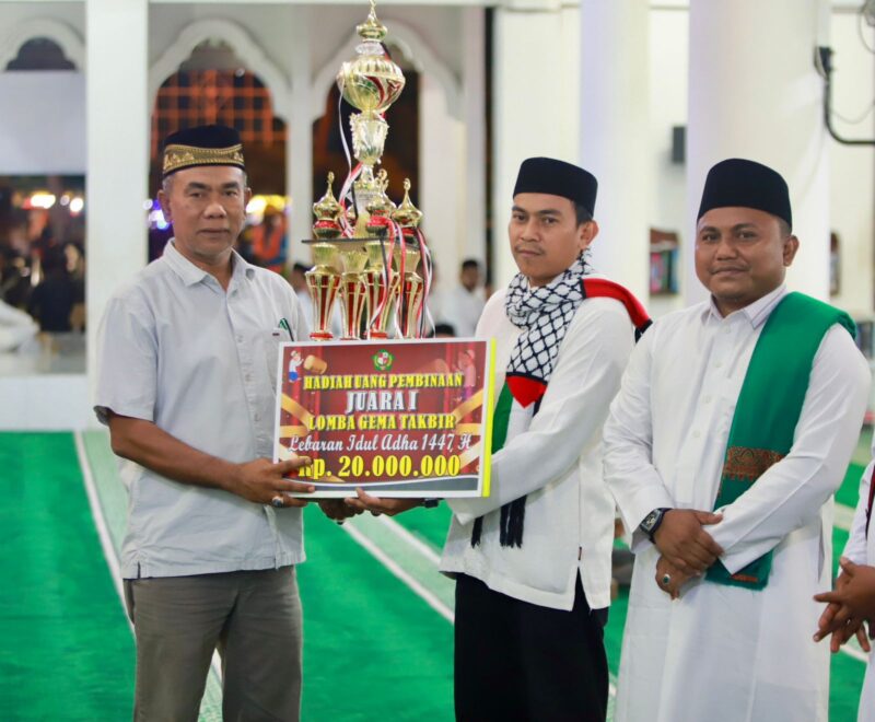 Sekdakab Pidie Samsul Azhari menyerahkan Tropy Juara Pertama Takbiran untuk Kecamatan Mutiara, Selasa (26/5/2026) (Foto.Amir Sagita.NOA.co.id)
