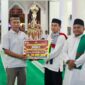 Sekdakab Pidie Samsul Azhari menyerahkan Tropy Juara Pertama Takbiran untuk Kecamatan Mutiara, Selasa (26/5/2026) (Foto.Amir Sagita.NOA.co.id)