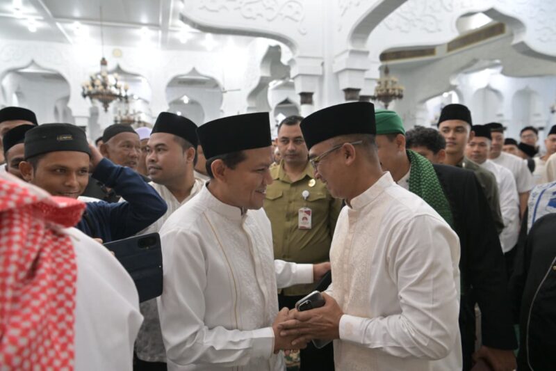 Wagub Aceh Salat Idul Adha di Masjid Raya Baiturrahman, Ribuan Jamaah Padati Pelataran. Foto: Dok. Ist