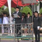 Wakil Gubernur Aceh H. Fadhlullah, menyampaikan amanat saat bertindak sebagai Pembina Upacara Peringatan Hari Pendidikan Nasional (HARDIKNAS) Tahun 2026, di Halaman Kantor Gubernur Aceh, Banda Aceh, Senin (4/5/2026). Foto: Dok. Biro Adpim Setda Aceh