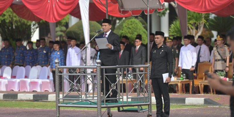 Wakil Gubernur Aceh H. Fadhlullah, menyampaikan amanat saat bertindak sebagai Pembina Upacara Peringatan Hari Pendidikan Nasional (HARDIKNAS) Tahun 2026, di Halaman Kantor Gubernur Aceh, Banda Aceh, Senin (4/5/2026). Foto: Dok. Biro Adpim Setda Aceh