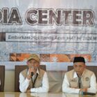 Wakil Gubernur Aceh, H. Fadhlullah, saat memberikan keterangan pers usai pelaksanaan upacara apel siaga panitia embarkasi haji Aceh, di Aula Kantor Kemenhaj Aceh, Banda Aceh, Senin, (4/5/2026). Foto: Dok. Biro Adpim Setda Aceh