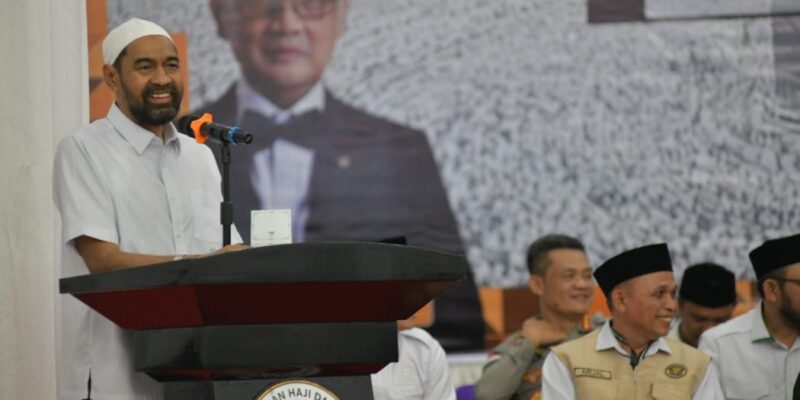 Gubernur Aceh, H. Muzakir Manaf, saat memberikan sambutan sekaligus melepas keberangkatan kloter pertama Calon Jemaah Haji (CJH) Aceh tahun 2026, di Asrama Haji, Banda Aceh, Selasa, (5/5/2026). Foto: Dok. Biro Adpim Setda Aceh