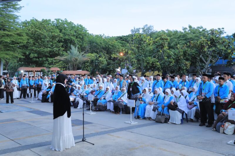 Wali Kota Banda Aceh Illiza Sa’aduddin Djamal melepas keberangkatan 287 jemaah calon haji kloter pertama di halaman Balai Kota Banda Aceh, Selasa (5/5/2026). Foto: Dok. Prokopim Kota Banda Aceh