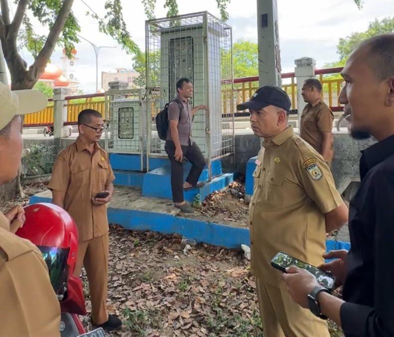 Petugas Diskominfotik Kota Banda Aceh melakukan survei titik pemasangan CCTV di kawasan Underpass Beurawe, Senin (4/5/2026). Foto: Dok. Diskom Kota Banda Aceh
