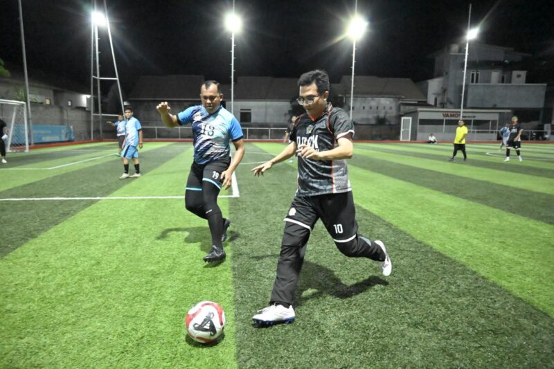 Ketua DPRK Banda Aceh Irwansyah ST menggiring bola saat laga persahabatan mini soccer melawan DPRK Aceh Besar di Lapangan Vamos Lamcot, Senin (4/5/2026) malam. Foto: Dok. DPRK Banda Aceh