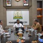 Gubernur Aceh, H. Muzakir Manaf, didampingi Asisten Perekonomian dan Pembangunan Sekda Aceh, Ir. T. Robby Irza, S.SiT, MT, dan Kadis Kelautan dan Perikanan Aceh, Safrizal, S.STP., M.Ec.Dev, menerima Tim Koordinasi dan Survei Lokasi Pembersihan Sedimentasi Laut Pascabencana Provinsi Aceh, di Ruang Rapat Meuligoe Gubernur Aceh, Banda Aceh, Selasa, (5/5/2026). Foto: Dok. Biro Adpim Setda Aceh