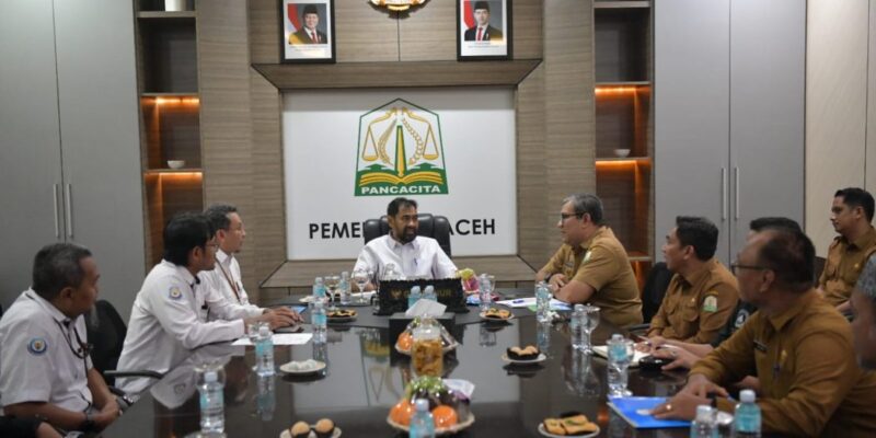 Gubernur Aceh, H. Muzakir Manaf, didampingi Asisten Perekonomian dan Pembangunan Sekda Aceh, Ir. T. Robby Irza, S.SiT, MT, dan Kadis Kelautan dan Perikanan Aceh, Safrizal, S.STP., M.Ec.Dev, menerima Tim Koordinasi dan Survei Lokasi Pembersihan Sedimentasi Laut Pascabencana Provinsi Aceh, di Ruang Rapat Meuligoe Gubernur Aceh, Banda Aceh, Selasa, (5/5/2026). Foto: Dok. Biro Adpim Setda Aceh