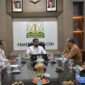 Gubernur Aceh, H. Muzakir Manaf, didampingi Asisten Perekonomian dan Pembangunan Sekda Aceh, Ir. T. Robby Irza, S.SiT, MT, dan Kadis Kelautan dan Perikanan Aceh, Safrizal, S.STP., M.Ec.Dev, menerima Tim Koordinasi dan Survei Lokasi Pembersihan Sedimentasi Laut Pascabencana Provinsi Aceh, di Ruang Rapat Meuligoe Gubernur Aceh, Banda Aceh, Selasa, (5/5/2026). Foto: Dok. Biro Adpim Setda Aceh