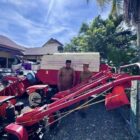 Bupati Aceh Barat Tarmizi SP, MM meluncurkan Alat dan Mesin Pertanian (Alsintan) tahun 2026 berupa 9 unit Combine Harvester di kantor Dinas Pertanian Tanaman Pangan dan Hortikultural, Meulaboh, Selasa (5/5/2026). Foto: Dok. Pemkab Aceh Barat