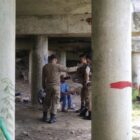 Personel Satpol PP WH Kota Banda Aceh melakukan patroli dan pengawasan di kawasan Underpass Gampong Beurawe guna mencegah aksi pencurian kabel listrik yang mengganggu operasional pompa air, Kamis (7/5/2026). Foto: Dok. Istimewa 