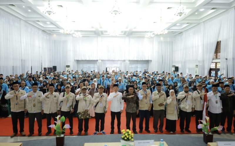 Bupati Aceh Barat, Tarmizi SP, MM, melepas keberangkatan jamaah calon haji kloter 3 asal Aceh Barat di Aula Jeddah, Asrama Haji Embarkasi Aceh, Banda Aceh, Kamis (7/5/2026). Foto: Dok. Pemkab Aceh Barat