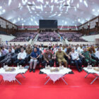 Penutupan Road to FESyar Aceh 2026 di Auditorium AAC Dayan Dawood USK Banda Aceh, Selasa (28/04/2026), ditandai dengan peresmian Zona KHAS pertama di lingkungan kampus Aceh serta penyerahan sertifikat halal kepada JULEHA dan pelaku UMKM binaan Bank Indonesia. Foto: Dok. Istimewa 