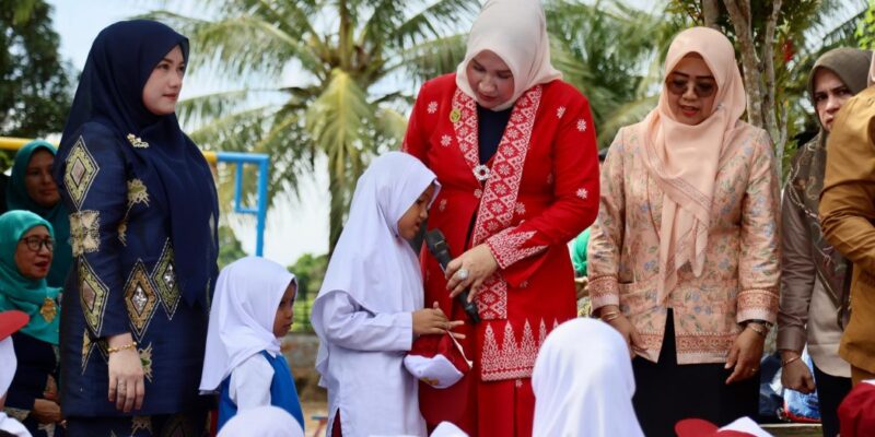 Bunda PAUD Aceh Ny. Marlina Muzakir, didampingi Bunda PAUD Kota Sabang Ny. Nuri Zulkifli, memberikan sosialisasi serta membagikan paket alat tulis dan paket makanan olahan serba ikan kepada siswa TK Negeri 11, SD Negeri 20 dan SD Negeri 22 Kota Sabang, yang berada di Gampong Aneuk Laot Kecamatan Sukakarya, Sabang, Senin (11/5/2026). Foto: Dok. Biro Adpim Setda Aceh