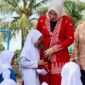 Bunda PAUD Aceh Ny. Marlina Muzakir, didampingi Bunda PAUD Kota Sabang Ny. Nuri Zulkifli, memberikan sosialisasi serta membagikan paket alat tulis dan paket makanan olahan serba ikan kepada siswa TK Negeri 11, SD Negeri 20 dan SD Negeri 22 Kota Sabang, yang berada di Gampong Aneuk Laot Kecamatan Sukakarya, Sabang, Senin (11/5/2026). Foto: Dok. Biro Adpim Setda Aceh