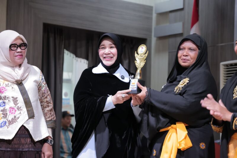 Wali Kota Banda Aceh Illiza Sa’aduddin Djamal menyerahkan penghargaan kepada peserta Pentas Seni GTK PAUD ke-XII yang digelar Himpaudi Kota Banda Aceh, Minggu (10/5/2026). Foto: Dok. Prokopim Kota Banda Aceh