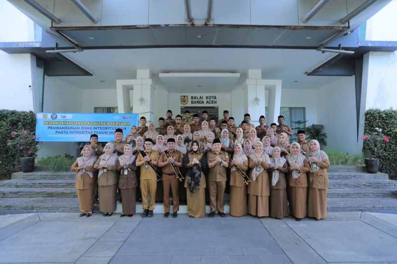 Wali Kota Banda Aceh Illiza Sa’aduddin Djamal berfoto bersama jajaran Disdukcapil Banda Aceh usai penandatanganan pakta integritas pembangunan Zona Integritas, Senin (11/5/2026). Foto: Dok. Diskominfo Kota Banda Aceh