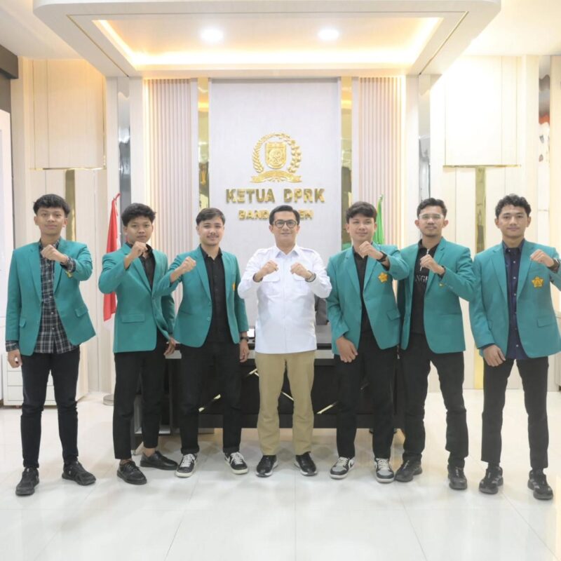 Ketua DPRK Banda Aceh Irwansyah berfoto bersama pengurus BEM USK usai audiensi di Gedung DPRK Banda Aceh, Kamis (7/5/2026). Foto: Dok. DPRK Banda Aceh