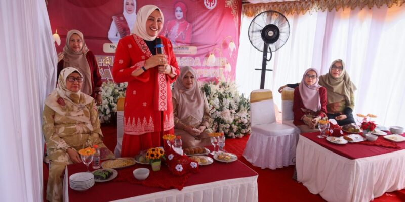 Ketua Dekranasda Aceh Ny. Marlina Muzakir, memberikan arahan saat meninjau hasil karya perajin ecoprint, yang digelar di halaman Kantor Keuchiek Gampong Ie Meule Kecamatan Sukajaya, Sabang, Senin (11/5/2026). Foto: Dok. Biro Adpim Setda Aceh