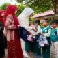 Bunda Pendidikan Anak Usia Dini (Aceh), Ny. Marlina Muzakir, didampingi Bunda PAUD Kota Sabang, Ny. Nuri Zulkifli dan Wakil Bunda PAUD Kota Sabang Erwani Meuthia, saat membagikan paket alat tulis dan paket makanan olahan serba ikan kepada murid SD Negeri 5 Kota Sabang, TK Negeri 7 Sabang, TK Al Fadh dan SD Negeri 10, Sabang, Selasa (12/5/2026). Foto: Dok. Biro Adpim Setda Aceh