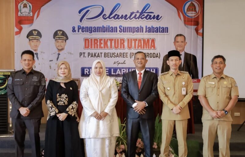 Bupati Aceh Barat Tarmizi, SP, MM berfoto bersama usai pelantikan Direktur Utama PT Pakat Beusaree (Perseroda) di Eva Sky Hotel Meulaboh, Senin (11/5/2026). Foto: Dok. Pemkab Aceh Barat
