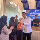 Wakil Wali Kota Banda Aceh Afdhal Khalilullah menyerahkan paket sembako bersubsidi kepada warga pada kegiatan Gerakan Pangan Murah di Gampong Panteriek menjelang Idul Adha 1447 H, Rabu (13/5/2026). Foto: Dok. Diskominfo Kota Banda Aceh