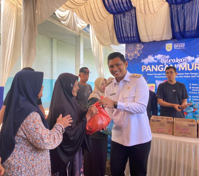 Wakil Wali Kota Banda Aceh Afdhal Khalilullah menyerahkan paket sembako bersubsidi kepada warga pada kegiatan Gerakan Pangan Murah di Gampong Panteriek menjelang Idul Adha 1447 H, Rabu (13/5/2026). Foto: Dok. Diskominfo Kota Banda Aceh