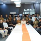 Ketua DPRK Banda Aceh Irwansyah ST berfoto bersama pengurus Asosiasi Nasyid Nusantara (ANN) Aceh serta para pelaku seni nasyid dan gambus usai kegiatan audiensi di Rumah Dinas Ketua DPRK Banda Aceh, Senin (11/5/2026). Foto: Dok. DPRK Banda Aceh