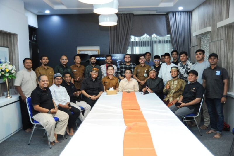 Ketua DPRK Banda Aceh Irwansyah ST berfoto bersama pengurus Asosiasi Nasyid Nusantara (ANN) Aceh serta para pelaku seni nasyid dan gambus usai kegiatan audiensi di Rumah Dinas Ketua DPRK Banda Aceh, Senin (11/5/2026). Foto: Dok. DPRK Banda Aceh