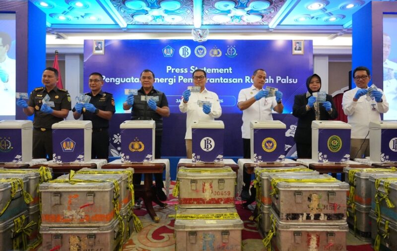 Bank Indonesia bersama unsur Botasupal menunjukkan barang bukti uang palsu dalam konferensi pers penguatan sinergi pemberantasan Rupiah palsu di Jakarta. Foto: Dok. Istimewa 