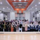 Walikota Banda Aceh Illiza Saaduddulin poto bersama peserta BAA sesaat usai memberi sambutan pada kegiatan pembukaan program BAA kota Banda Aceh. Foto: Dok. Humas Pemko Banda Aceh.