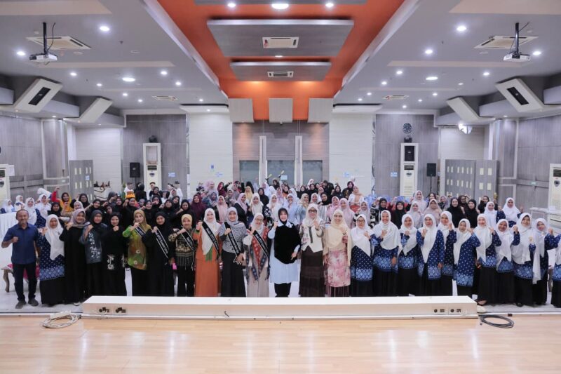 Walikota Banda Aceh Illiza Saaduddulin poto bersama peserta BAA sesaat usai memberi sambutan pada kegiatan pembukaan program BAA kota Banda Aceh. Foto: Dok. Humas Pemko Banda Aceh.
