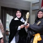 Walikota Banda Aceh, Illiza Saaduddin menyerahkan tropi kepada salah satu tenaga kerja sekaligus peserta pada kegaiatan Seminar BAA. Foto: Humas Pemkot Banda Aceh.