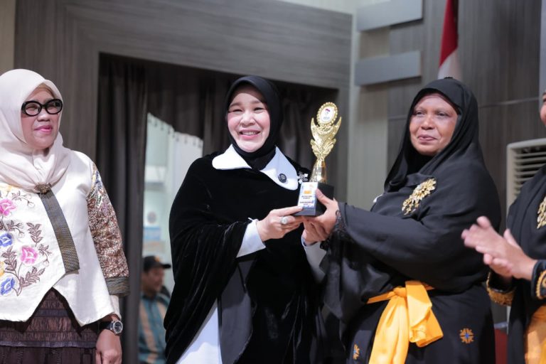 Walikota Banda Aceh, Illiza Saaduddin menyerahkan tropi kepada salah satu tenaga kerja sekaligus peserta pada kegaiatan Seminar BAA. Foto: Humas Pemkot Banda Aceh.